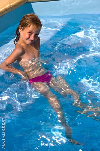 jeune fille a la piscine © Christophe Fouquin