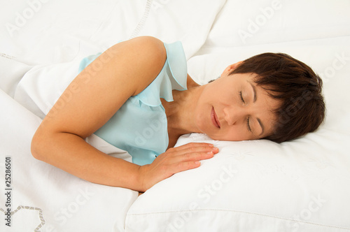 dormire donna cuscino letto lenzuolo bianco