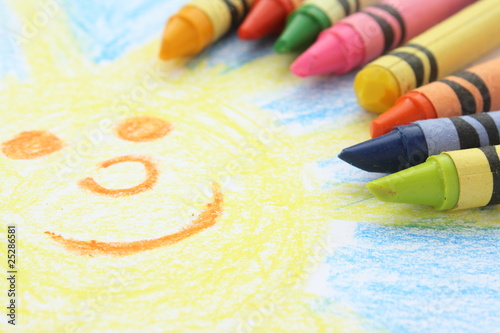 Fotografia Childlike drawing of the sun and sky with crayons