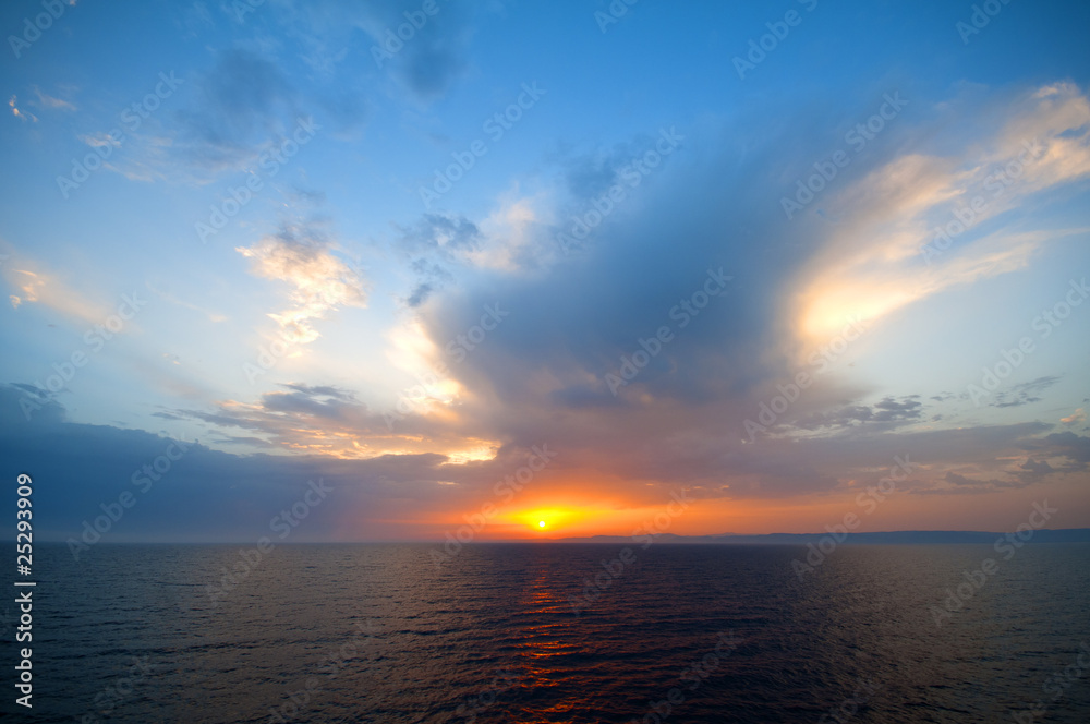 tramonto su mare aperto dalla nave