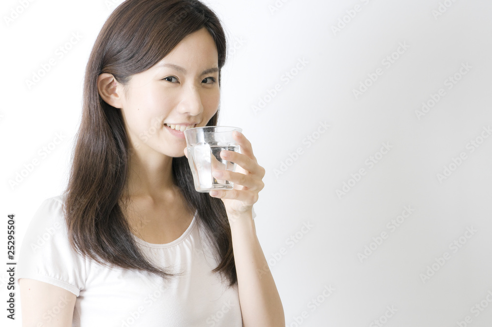 水を飲む女性 水を飲む女性