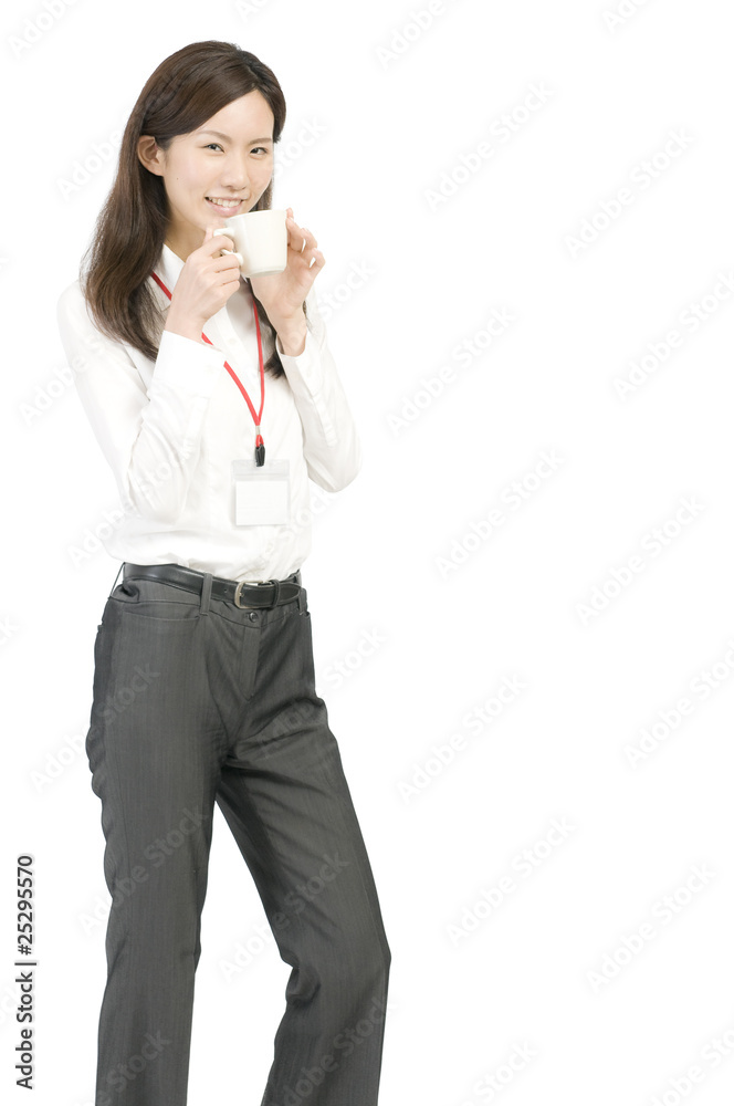 コーヒーを飲む女性社員