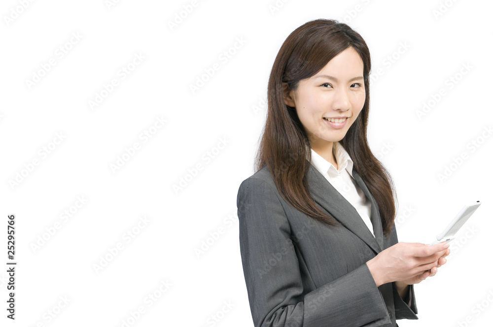 メールする女性社員 メールする女性社員