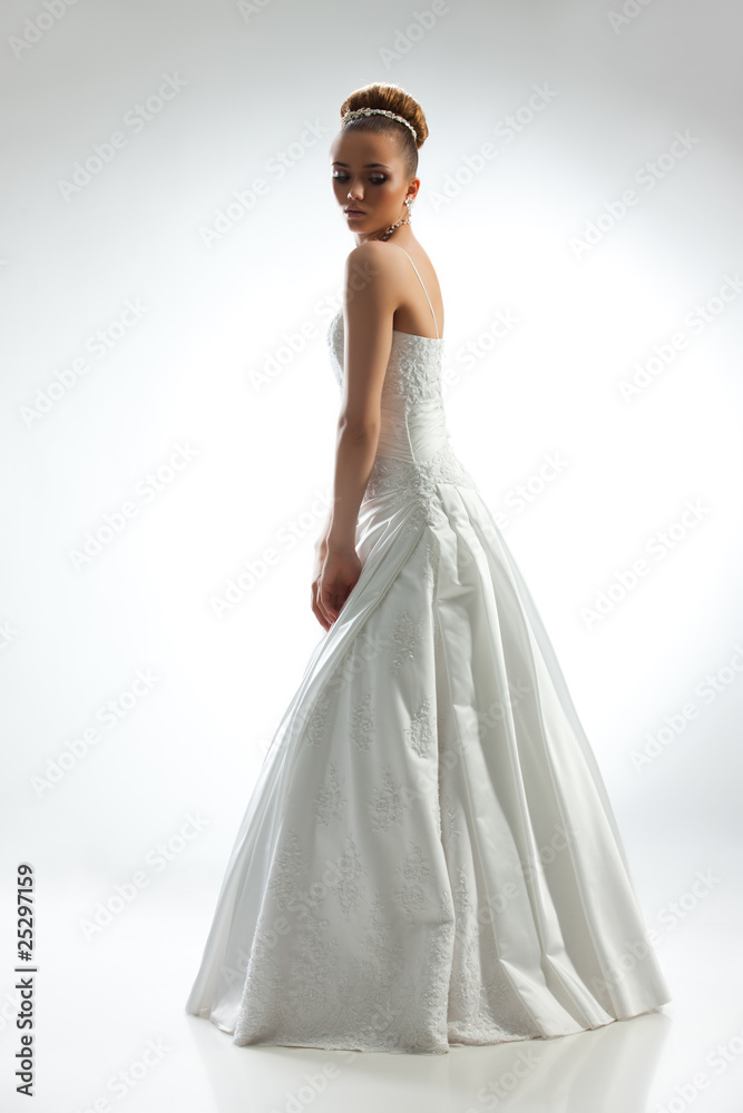 Fototapeta premium Młoda panna młoda