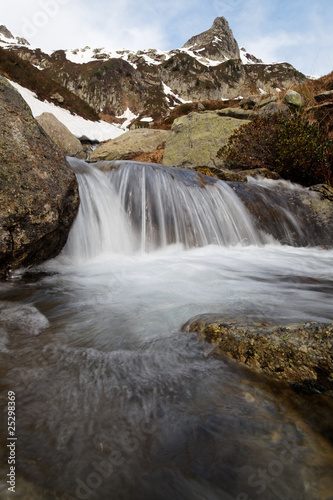 Landschaft mit Wasserfall