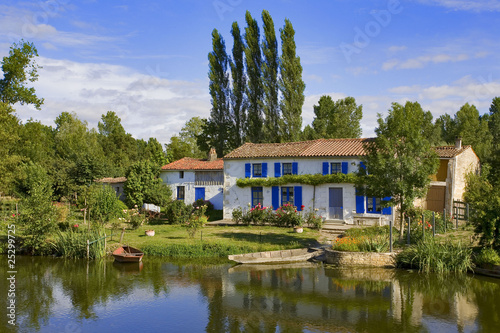france; 85; marais poitevin; sèvre niortaise : maison et jardin