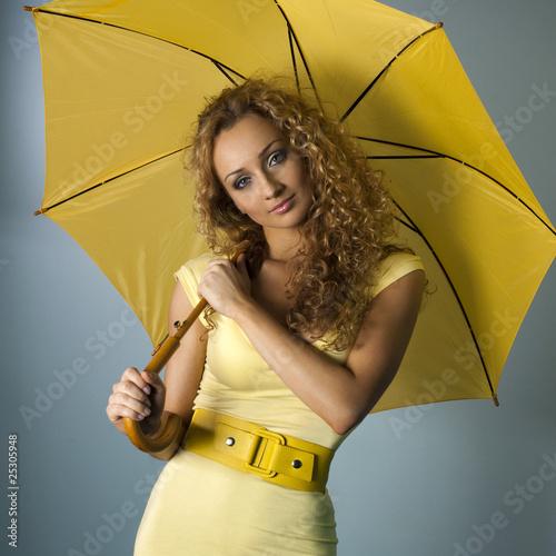 dziewczyna z żółtym parasolem