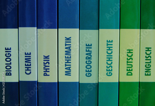 Schulfächer in einer Buchreihe