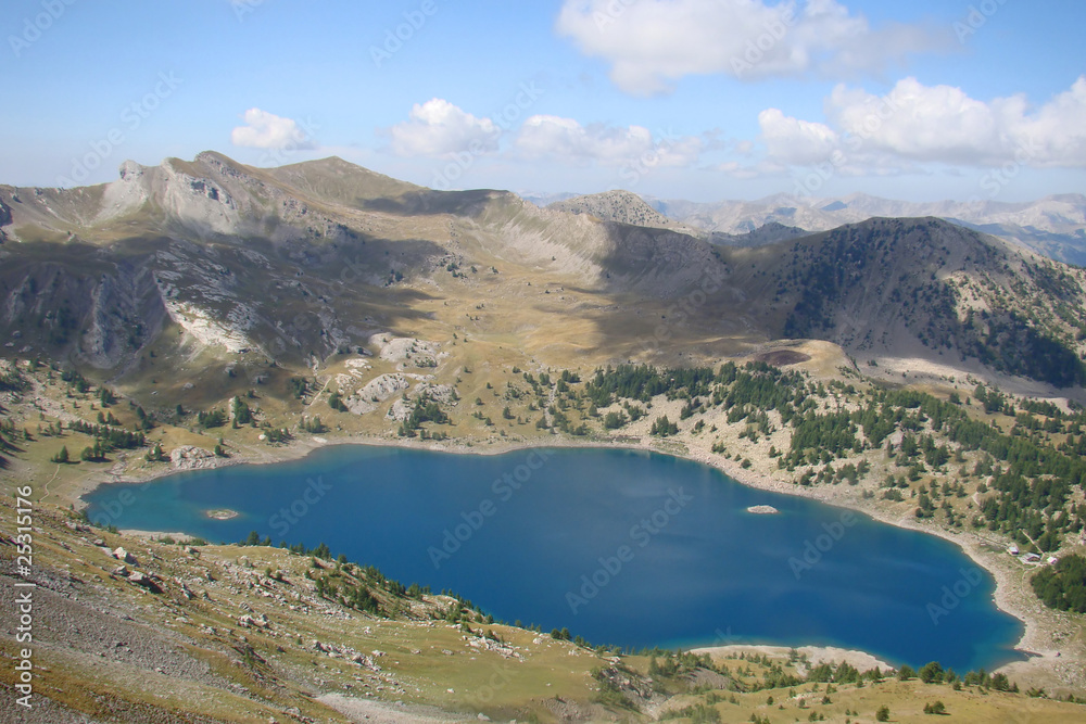 Le lac d'Allos vu du Pas du Lausson, dans le Mercantour