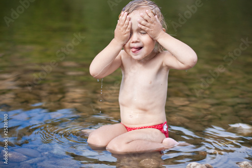 enfant dans l'eau