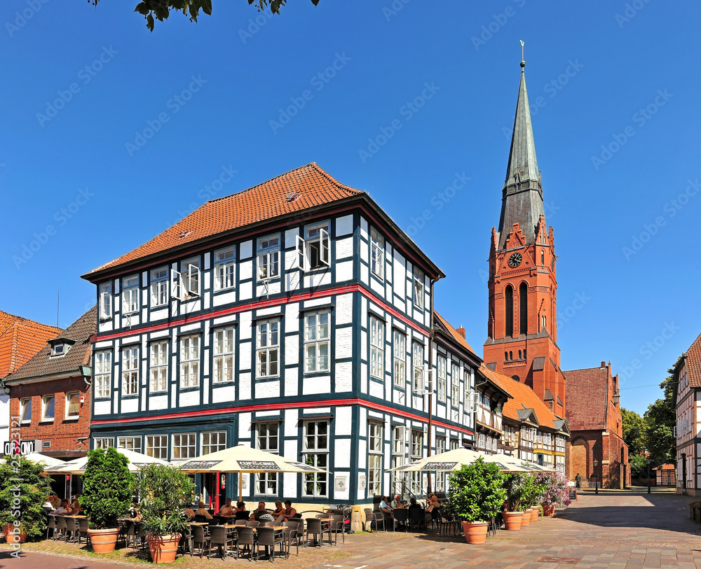 Marktplatz und Kirche St. Martin in Nienburg / Weser StockFoto Adobe