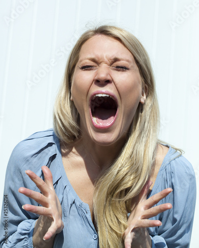 Bild auf Leinwand jeune femme terrifiée