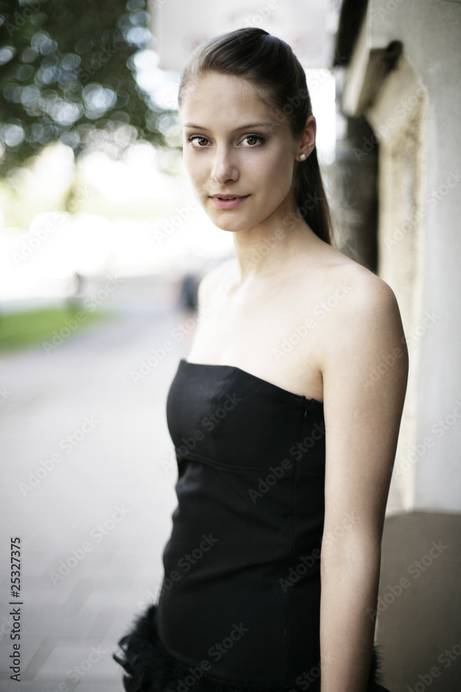 Fototapeta premium Model vor der Tür