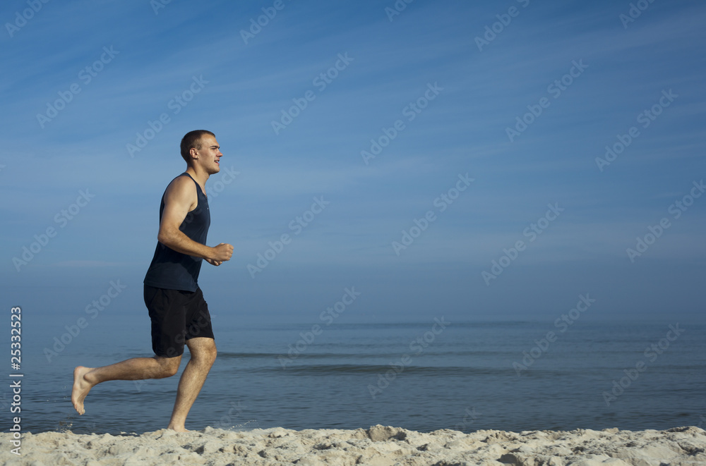 Młody mężczyzna uprawiający jogging na plaży - obrazy, fototapety, plakaty 
