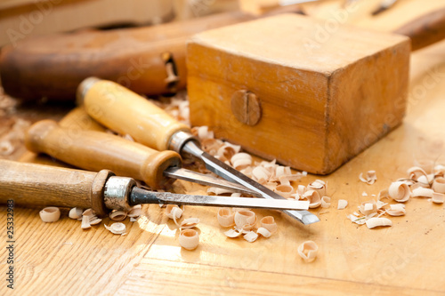 Schnitzer Werkzeug eines Handwerkers auf einer Holzbank