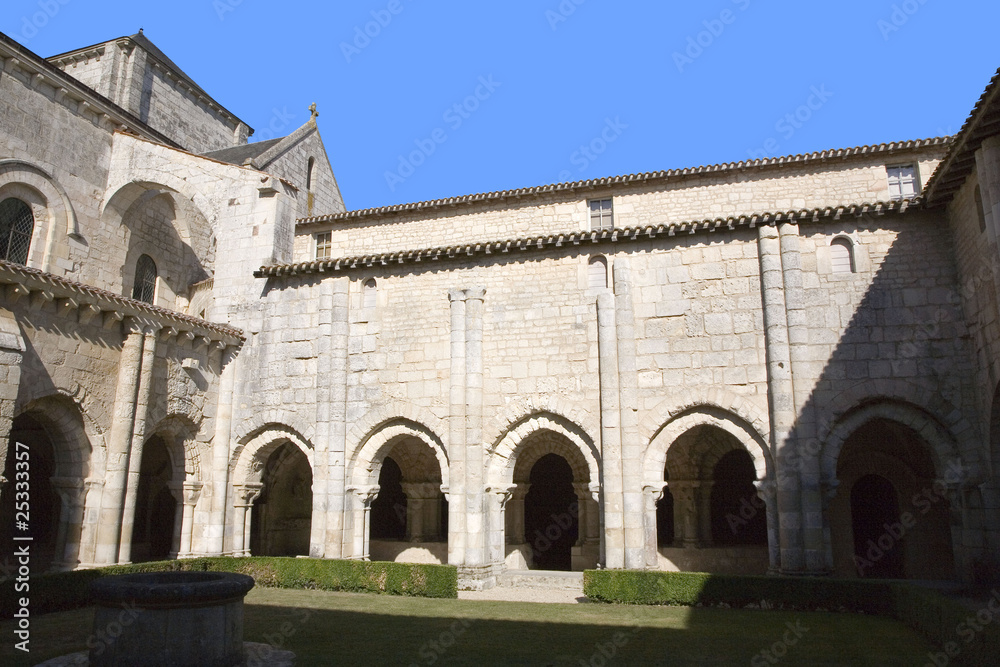 france; 85; marais poitevin,nieul sur l'autise : abbaye romane s