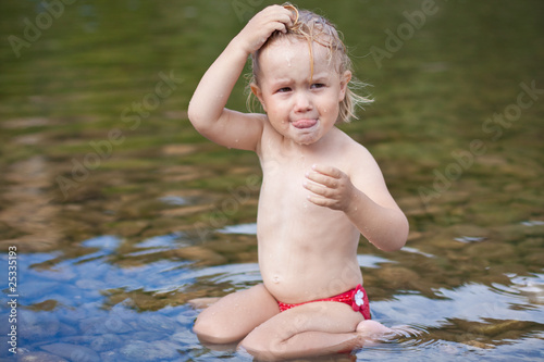 Fototapeta Naklejka Na Ścianę i Meble -  enfant dans l'eau