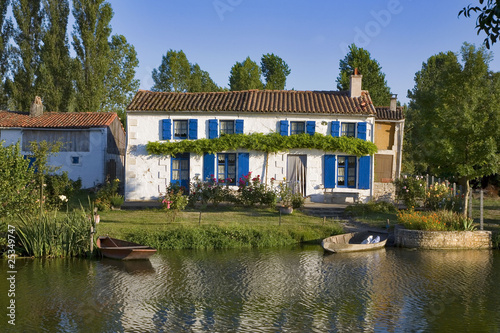 france; 85; marais poitevin; sèvre niortaise : maison et  jardin
