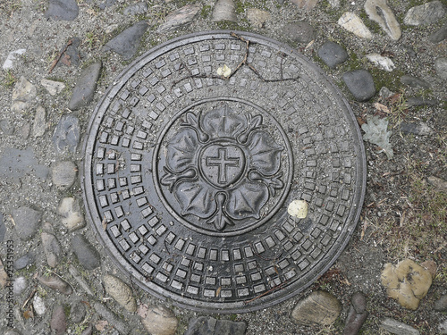 Gullideckel an der Friedenskirche in Jauer, Polen