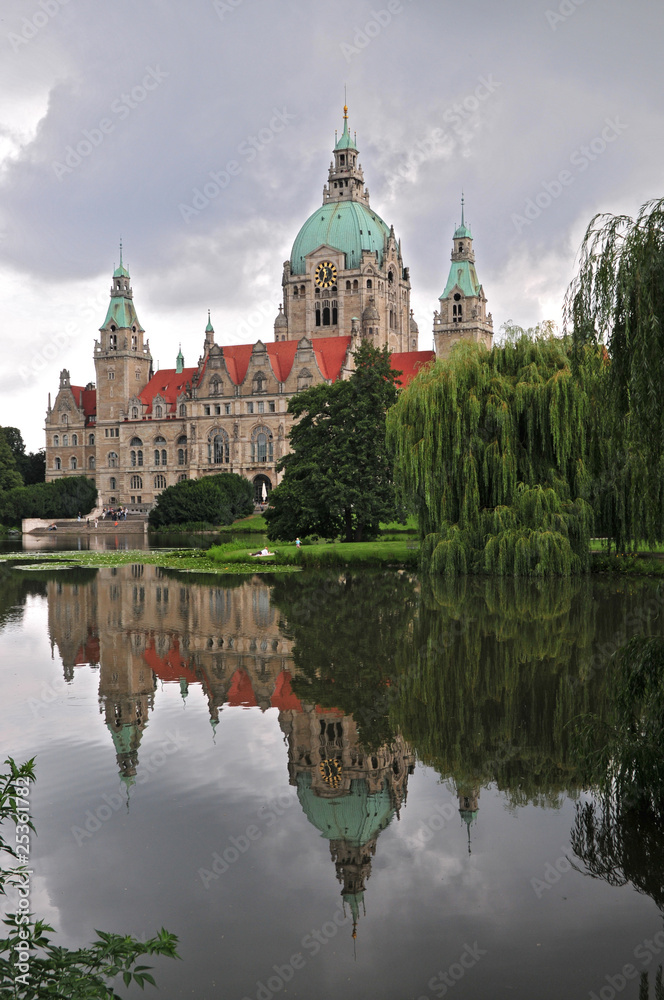 Rathaus von Hannover - Spiegelung im Maschsee