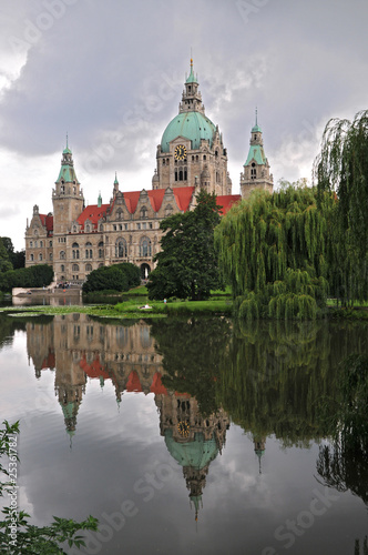 Rathaus von Hannover - Spiegelung im Maschsee