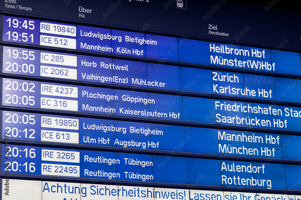 Fototapeta premium Anzeigetafel Ankunft Bahnhof Stuttgart