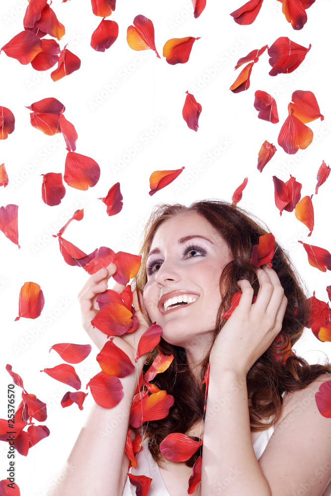 Model Gesicht mit Rosenblätter Closeup Model Gesicht mit Rosenblätter Closeup