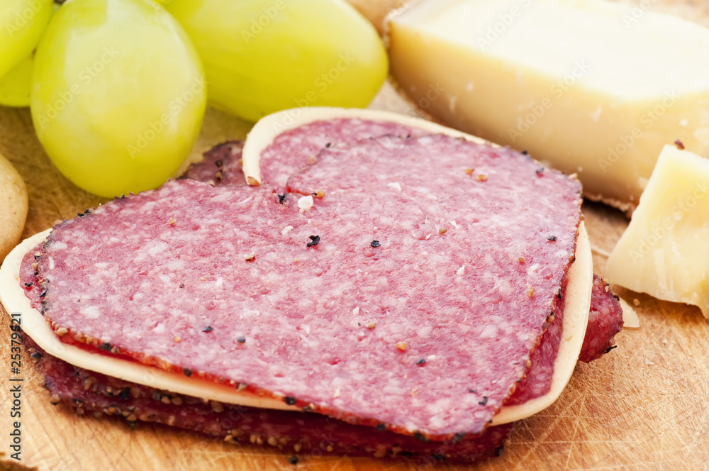 Salami mit Käse und Weintrauben