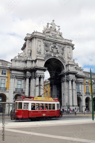Lisbonne - Arc de triomphe et tram