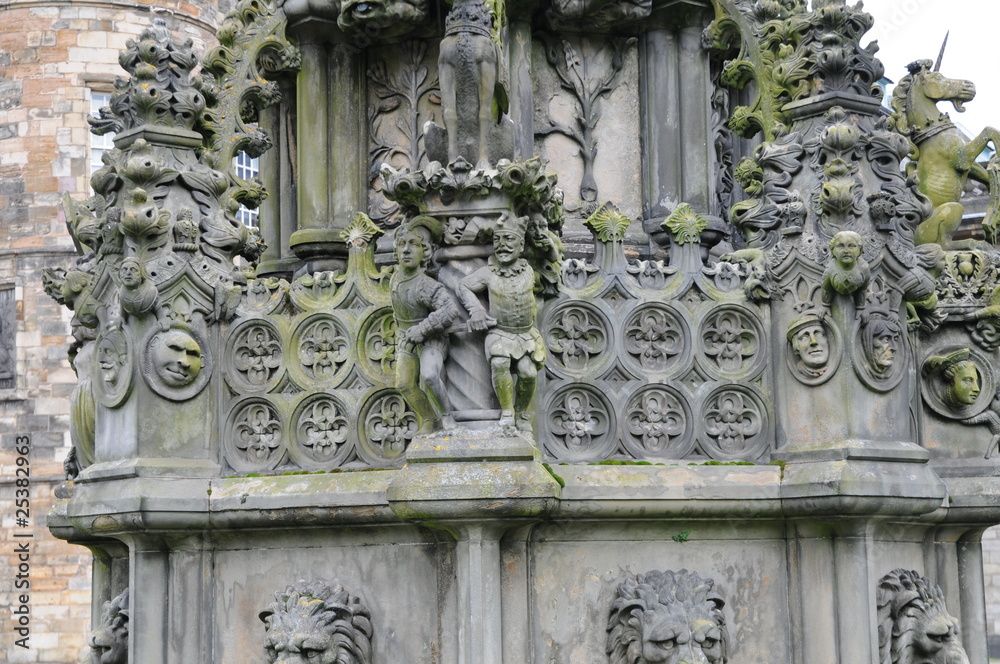 Fototapeta premium Holyrood Palace, Fountain, Edinburgh, Scotland