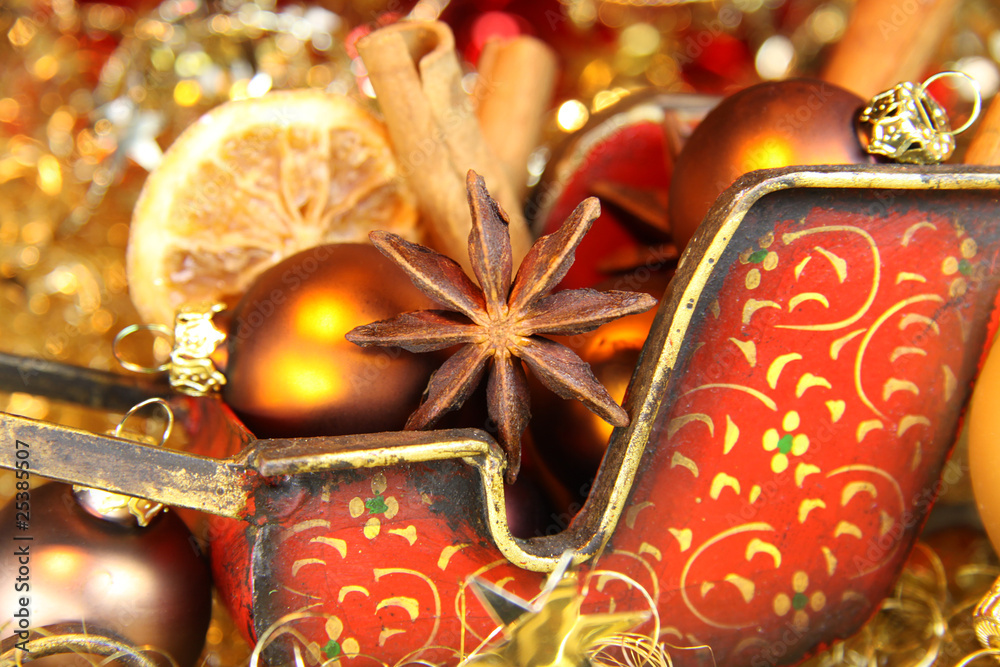 Gewürze und Baumschmuck im Weihnachtsschlitten Gewürze und Baumschmuck im Weihnachtsschlitten