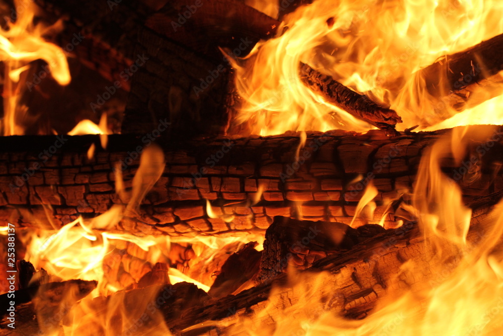 Obraz premium Brennende Holzscheite