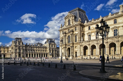 Valokuvatapetti Louvre museum in Paris