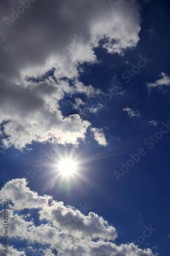 Sonnenstrahlen und Wolken am Himmel © Reicher