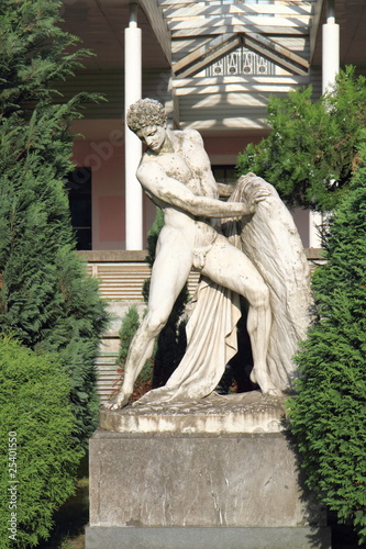 theseus räumt stein beiseite