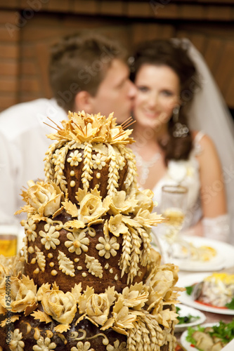 фотографія Russian pie and groom and bride on background