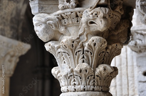 sculpture de saint trophime