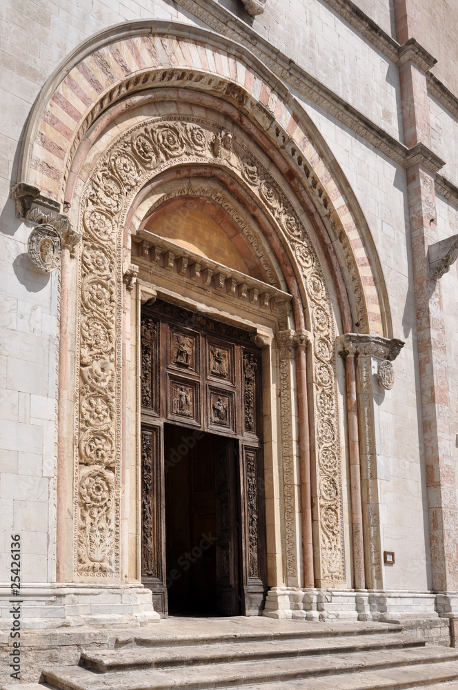 todi, portale principale nella facciata del duomo