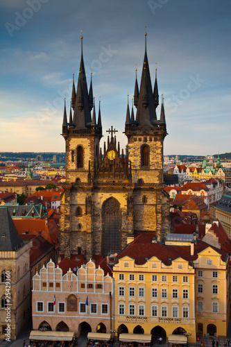 Iglesia de Tun en la Plaza Vieja de Praga