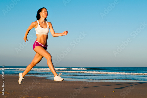 Frau joggt am Strand photo