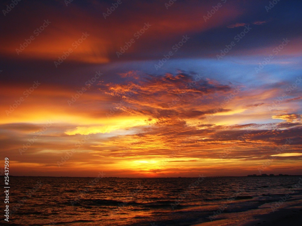 Fototapeta premium Sunset over the Ocean