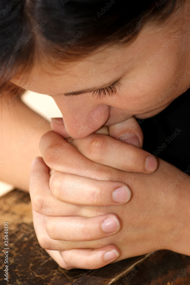 junge Frau andächtig bei einem Gebet