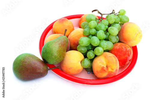 Fototapeta Naklejka Na Ścianę i Meble -  Grapes, peaches and pears in the tray