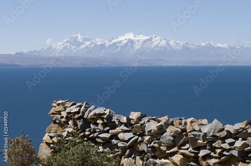 lago titicaca y cordillera andina © fito_uy