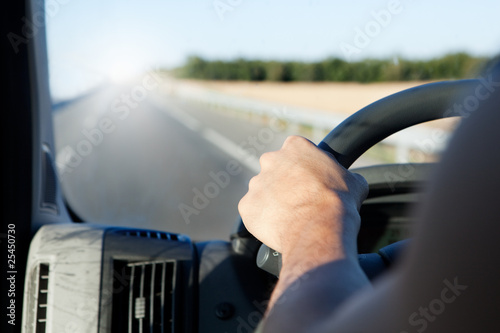 Fotografia mano de conductor y carretera