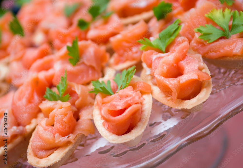 Tartlet  with salmon  .