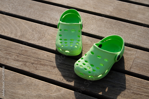 Chanclas verdes de bebe photo