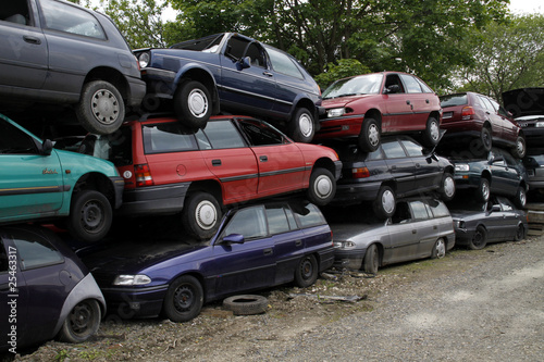 Autos auf einem Schrottplatz photo