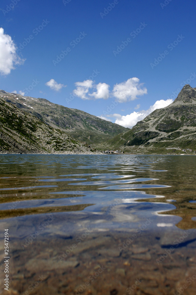 Lago del Passo Spluga a pelo d'acqua:paesaggio