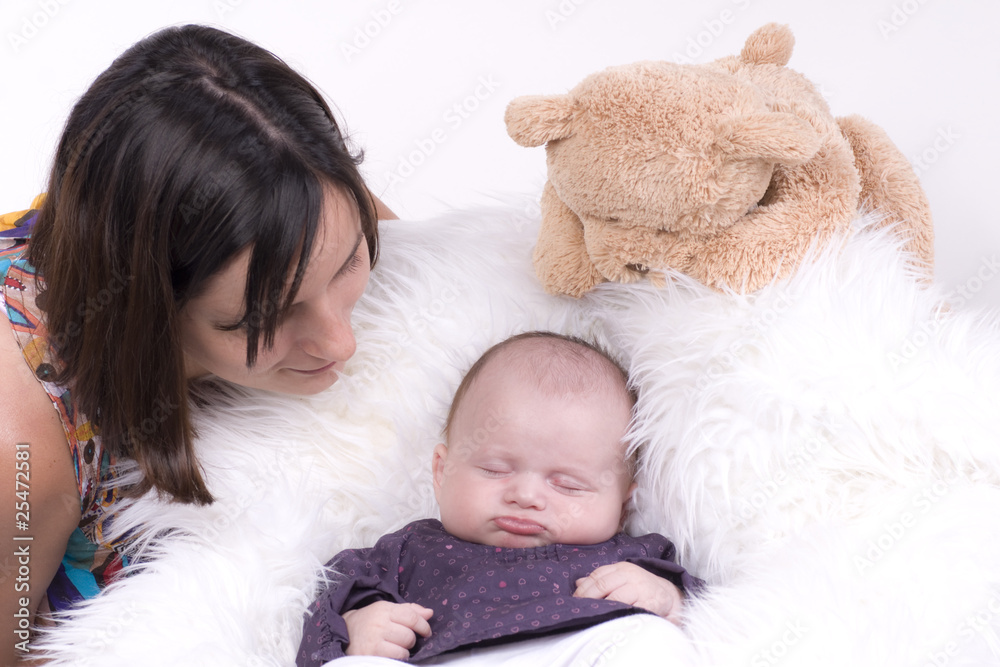 fillette de deux et sa maman qui veille sur elle